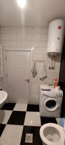 małą łazienkę z toaletą i umywalką w obiekcie ARIA w mieście Kosowska Mitrowica