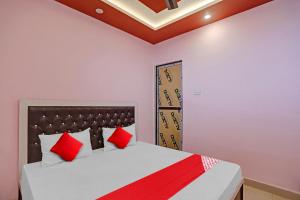 Postel nebo postele na pokoji v ubytování OYO Flagship Avtar Hotel