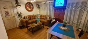 sala de estar con sofá y mesa en Posada Aires del Ñielol, en Temuco