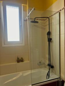 Um banheiro em Beach House in Itea-Delphi