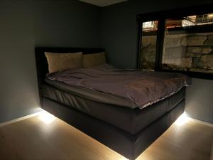 1 cama en un dormitorio con ventana en Moderne topp leilighet, 