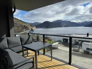 - Balcón con mesa y vistas al lago en Moderne topp leilighet, 