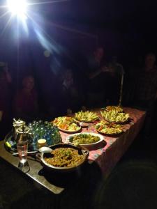 einen Tisch mit vielen verschiedenen Lebensmitteln in der Unterkunft Riad darnolè in Asilah