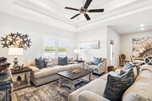 Posezení v ubytování On Seabatical in Windmark Resort! - Bikes, Walk to Beach, Pool, Beach Gear, Golf Cart Avail!