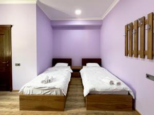 Khidikari Hotel客房内的一张或多张床位