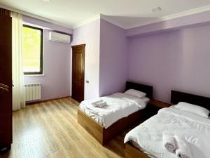 Khidikari Hotel客房内的一张或多张床位