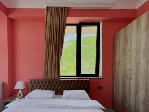 Khidikari Hotel客房内的一张或多张床位