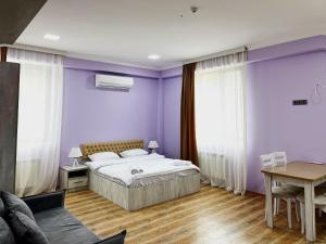 Khidikari Hotel客房内的一张或多张床位