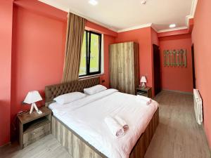 מיטה או מיטות בחדר ב-Khidikari Hotel