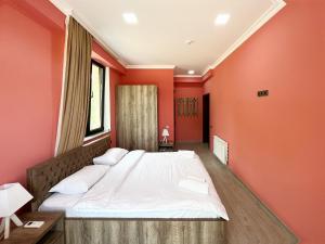 Khidikari Hotel客房内的一张或多张床位