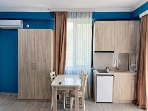 Khidikari Hotel的厨房或小厨房
