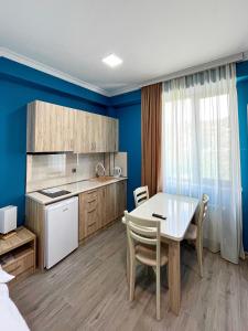 Khidikari Hotel的厨房或小厨房