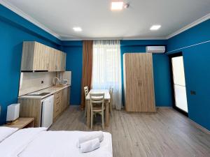 Khidikari Hotel的厨房或小厨房