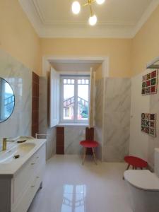 Un baño con lavabo y ventana. en St Mary House, en Tomar 29 fotos más