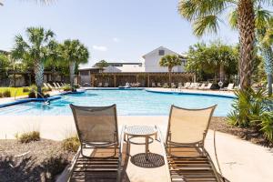 Bazén v ubytování On Seabatical in Windmark Resort! - Bikes, Walk to Beach, Pool, Beach Gear, Golf Cart Avail! nebo v jeho okolí