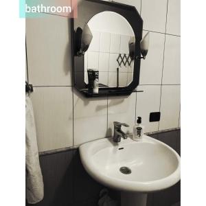 y baño con lavabo y espejo. en Kroi'Pistolve, en Krujë