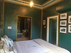 Ein Bett oder Betten in einem Zimmer der Unterkunft The Jaipur House