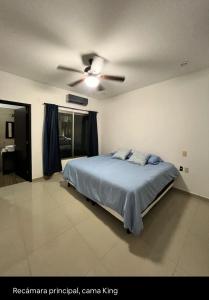 博卡德爾里奧的住宿－Casa Palma，一间卧室配有一张带吊扇的床