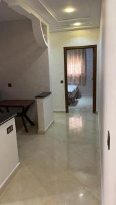 corridoio con camera con letto e tavolo di Appartement karakcho a Berkane