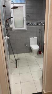 bagno con servizi igienici e doccia. di Appartement karakcho a Berkane