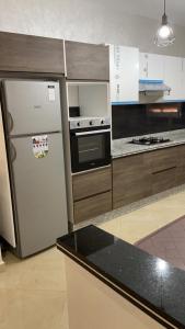 una cucina con 2 frigoriferi e piano di lavoro di Appartement karakcho a Berkane