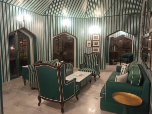 Ein Sitzbereich in der Unterkunft The Jaipur House