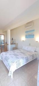Postel nebo postele na pokoji v ubytování FLORA STUDIOS CORFU - Adults only