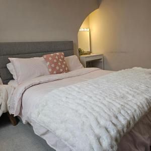 - une chambre avec un grand lit et une couette blanche dans l'établissement Shaun the Sheep, à Manchester