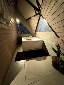 ein Bad mit einem Waschbecken und einem Fenster in der Unterkunft The Soul Stroll Cottages Retreat in Mukteswar