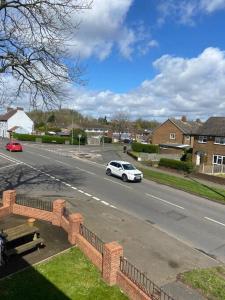 Ein weißes Auto fährt eine Straße hinunter in der Unterkunft Olympic Place 1-bed Apartment in Rowley Regis