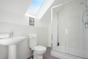 a bathroom with a toilet and a sink and a shower at Wavendon Retreat - Sleeps 6 - Free Parking, Fast Wifi and Smart TV by YOKO PROPERTY in Milton Keynes
