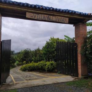 ein Tor mit einem Schild, das Yanga alba Algebra liest in der Unterkunft Hermosa casa campestre in Popayan