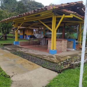 einem Holzpavillon mit einem Tisch im Hof in der Unterkunft Hermosa casa campestre in Popayan