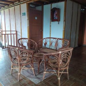 grupa krzeseł oraz drewniany stół i krzesła w obiekcie Hermosa casa campestre w mieście Popayán