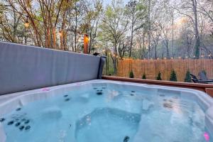 Fotografie z fotogalerie ubytování Near Downtown Helen - HotTub, Sauna, Game Room, Fire Pit v destinaci Helen