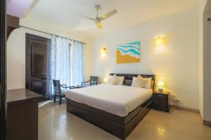 um quarto com uma cama, uma secretária e uma janela em Bed Lucks em Gurgaon