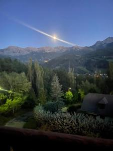 widok na góry z domu w obiekcie Location vacances Barcelonette w mieście Barcelonnette