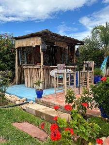 una pequeña casa con una mesa en un jardín en Riad Titima Essaouira, en Essaouira