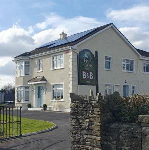 Una casa con un cartel que lee artículos en vivo bbb en Five Ferns House en Westport