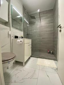 Ένα μπάνιο στο Julian Apartment