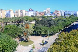 una vista aérea de un parque con árboles y edificios en Apartamento con piscina en Playa de Gandía en Playa de Gandia