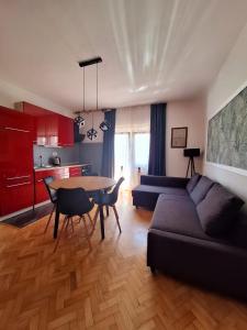 un soggiorno con divano e tavolo di Apartment Lucy Zadar - free private parking a Zara (Zadar)