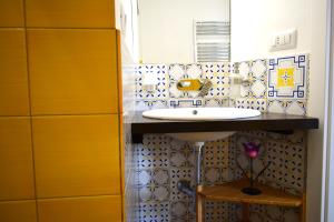 bagno con lavandino e specchio di B&B Vietri 360 a Vietri