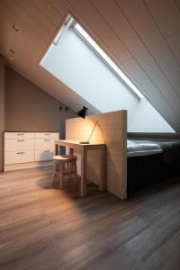 um quarto com uma mesa e uma cama com uma janela em Kultakero Northern Sky em Pyhätunturi