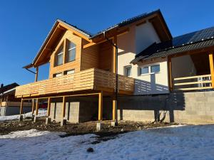 a house being constructed in the snow at Christians Alpenparadies in Bad Mitterndorf