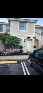 een zwarte auto geparkeerd voor een huis bij Home away from home in West Palm Beach