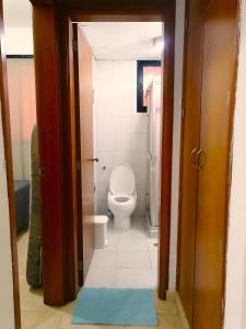 La salle de bains est pourvue de toilettes blanches. dans l'établissement Tucacas, Sotavento, à Boca de Aroa