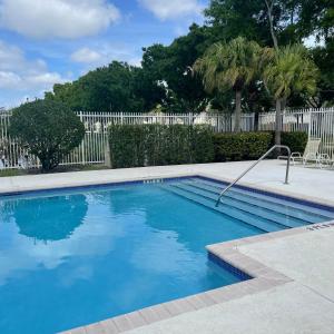 een zwembad met een slang voor een hek bij Home away from home in West Palm Beach