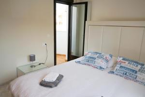 Casa Topacio Luxury Villa, 3 bedrooms sleeps 8 في ميخاس: سرير عليه وسادتين وفوطة
