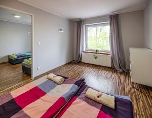 um quarto com uma cama e duas almofadas no chão em Domek przy Rynku em Głogówek